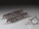 un grand nombre d'objets en argent posés sur une table