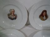 trois assiettes en porcelaine ornées de portraits de femmes, posées sur une table