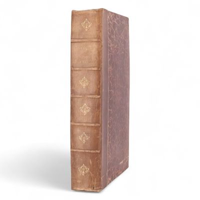 un vieux livre posé sur une table à côté d'un fond blanc
