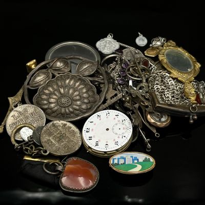 un tas de bijoux variés posés sur une surface noire