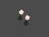 une paire de boucles d'oreilles en diamant