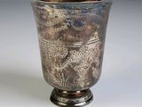 un vase en argent posé sur une table