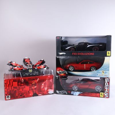 une boîte contenant une petite voiture rouge et une boîte contenant une petite voiture rouge