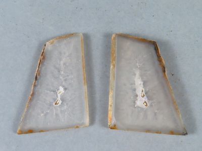 paire de boucles d'oreilles en agate druzy blanche rehaussées de touches dorées