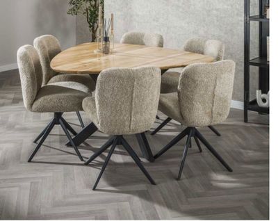 une table en bois entourée de chaises dans une pièce