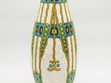 un vase blanc orné d'un motif bleu et jaune