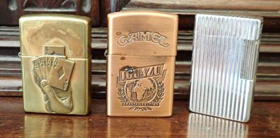 Trois briquets dont un Dupont et un Zippo "joueur de poker".