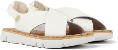La sandale est blanche et comporte deux lanières de chaque côté.