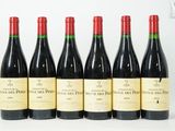 six bouteilles de vin rouge sont alignées