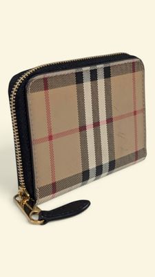 un portefeuille pour femme avec un motif à carreaux sur le devant