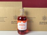 une bouteille de vin à côté d'un carton de vin