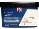 un récipient rempli de nourriture posé sur une table