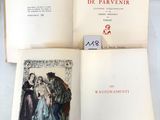 un livre ouvert posé sur une table, à côté de quelques photos