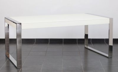 une photo d'une table blanche aux pieds chromés