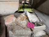 un tas d'ordures posé sur une palette dans un garage