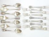 beaucoup de cuillères et de fourchettes en argent sur la table