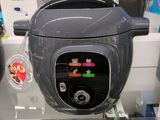 une présentation d'un autocuiseur électrique en vitrine