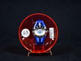 une montre rouge et bleue posée dans un écrin rouge