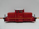 un wagon rouge posé sur une surface blanche