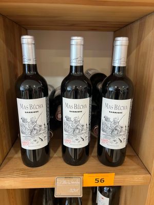 trois bouteilles de vin rouge se trouvent sur une étagère dans un magasin