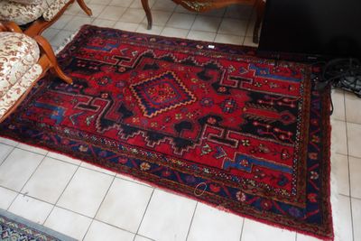 un tapis sur le sol d'un salon