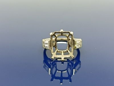 une image d'une bague en diamant sur une surface réfléchissante
