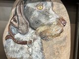une image représentant un chien, peinte sur un rocher