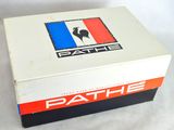une boîte blanche sur laquelle figure un logo rouge, blanc et bleu