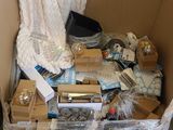 une boîte en carton contenant toutes sortes d'objets