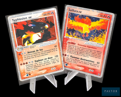 deux cartes Pokémon exposées sur un fond noir
