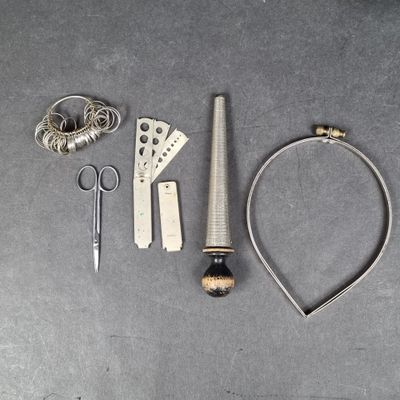 Lot d'outils de bijoutiers comprenant : 2 caratiers, 1 tribo…