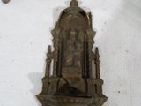 une horloge sur le mur à côté d'autres objets sur le sol