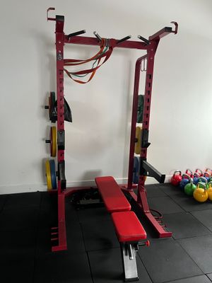 Sur désignation à BONNEFAMILLE (38090) : Cage de musculation métalliqu