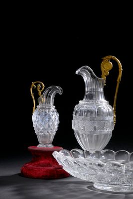 trois vases en verre et un bol posés sur une table