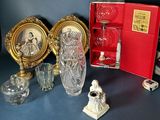 a lot of glass items that are on the table