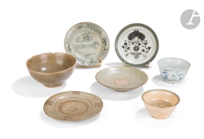 many different bowls and bowls that are sitting on a table