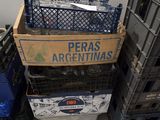 de nombreuses caisses empilées les unes à côté des autres sur le sol