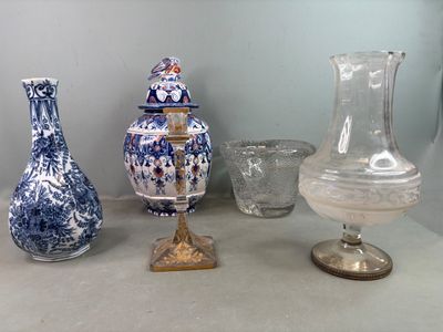 trois vases et un vase posés sur une table