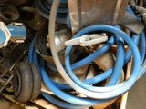 un tas de tuyaux bleus et d'autres objets posés sur une palette