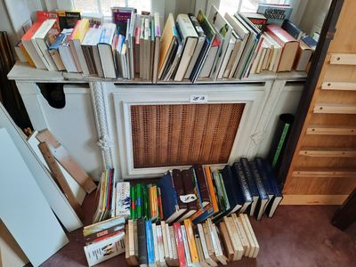 beaucoup de livres empilés sur une étagère