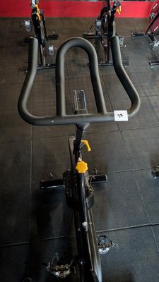 many bikes that are parked in a gym