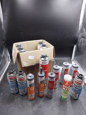 de nombreuses bombes de peinture posées par terre à côté d'un carton contenant des bombes
