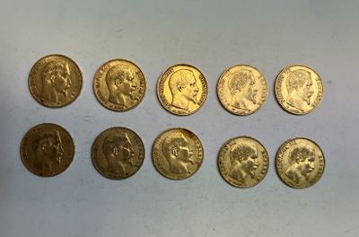 gros plan d'un paquet de pièces d'or sur une table