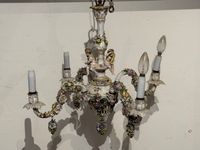 SAXE. Lustre en porcelaine emailéle polychrome à quatre bras…