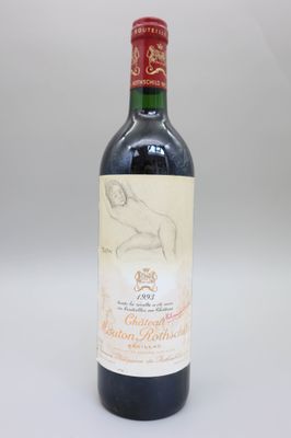 l'image d'une bouteille de vin posée sur une table