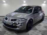 la photo d'une voiture argentée garée dans un garage