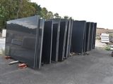 beaucoup de réfrigérateurs noirs garés sur un parking