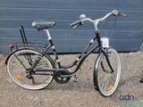 un vélo garé devant la porte d'un garage