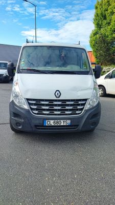 une camionnette blanche garée dans un parking