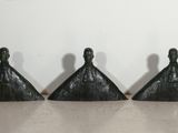 cinq clochettes en plastique noir sont alignées sur une table